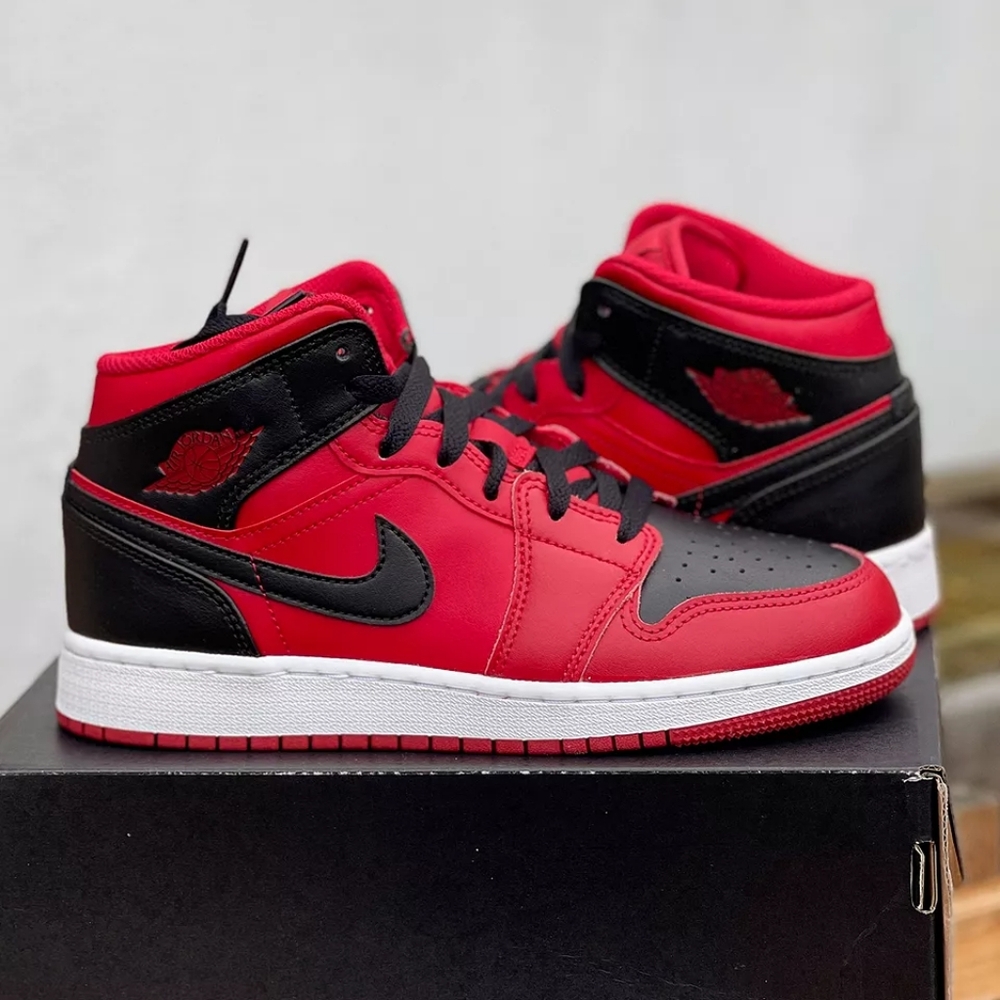 AIR JORDAN 1 MID WOMEN'S US SIZE 8.5 BRAND NEW IN BOX